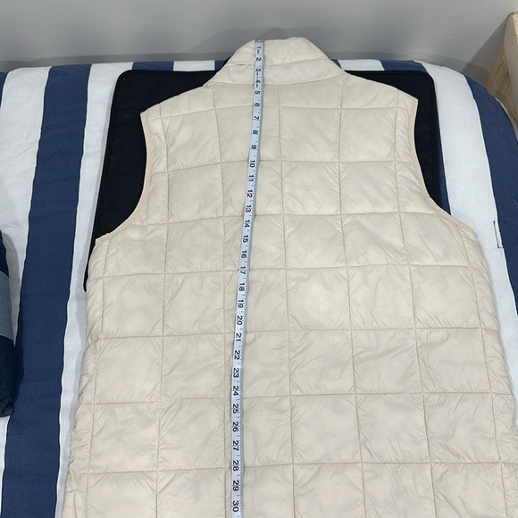 EUC Gap soft puffer vest super comfortable - Picture 9 of 12